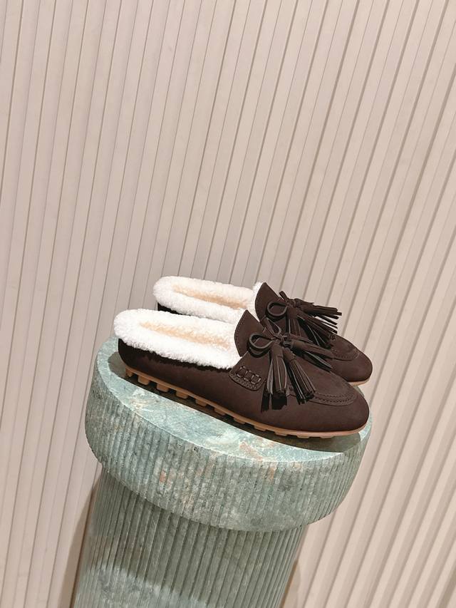 Top Version: Hoga* Suede Tassel Fleece-Lined Mules Made of suede, the upper has