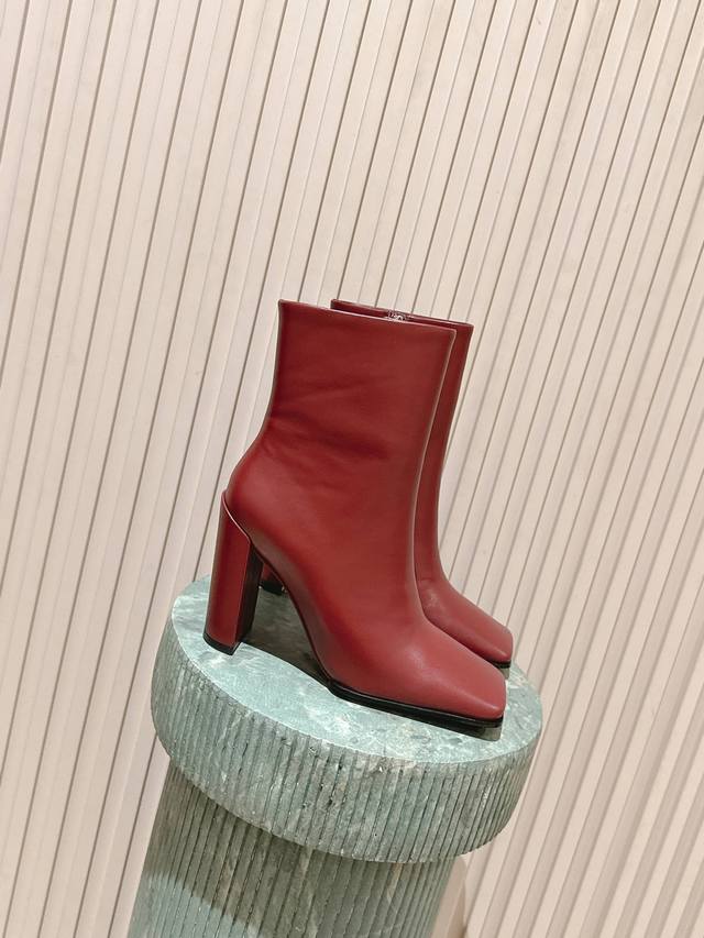 Top Version: :Alaia Stepping into my comfort zone, so cool and stylish These sho