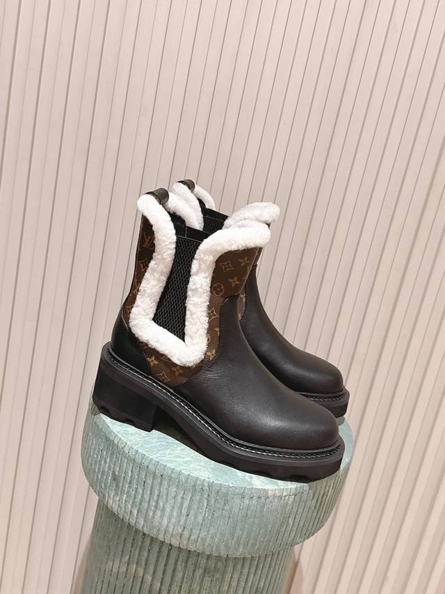 Top-tier version: Lv Lambswool Chelsea Boots, black leather + classic monogram c