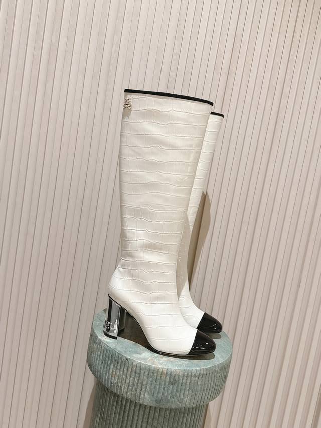 Top-tier version: Chanel two-tone high-heeled ankle boots, featuring off-white p