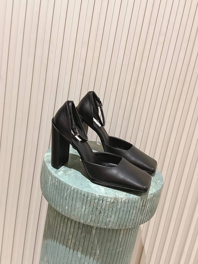 Top Version: Alaia Fw25 New Arrival