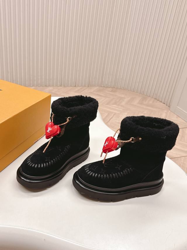 Lv Louis Vuitton Autumn/Winter Snow Boots. Thick sole with custom heart-shaped b
