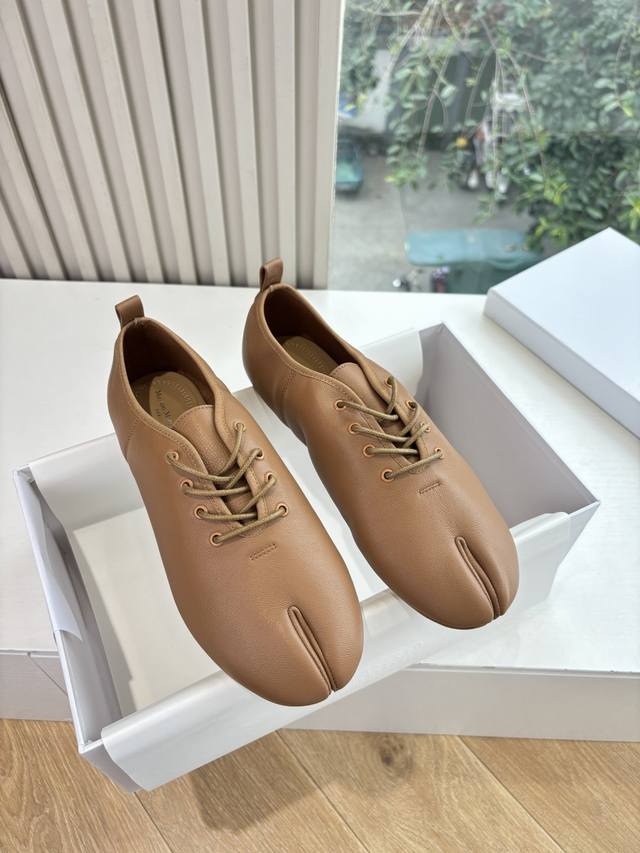 G077 2025 Maison Margie* Margie Split-Toe Chunky Heel Flat Retro Mary Jane Lace-