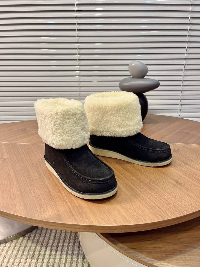 Chloe's new snow boots are now available at boutiques! These boots feature impor