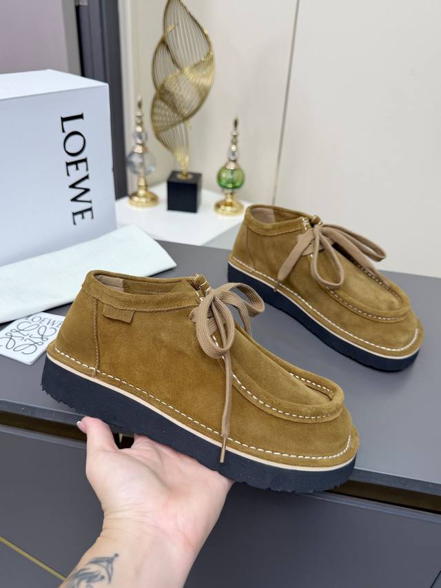 Loewe 's latest kangaroo shoes, featuring a thick sole and lace-up design in a r