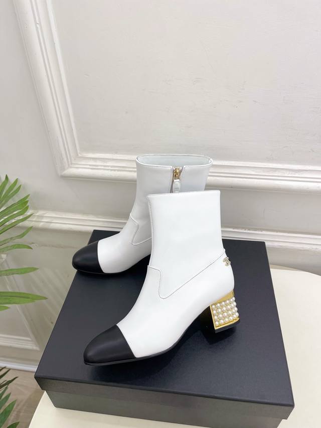 Chanel 25 2025 Fall/Winter Runway New Arrival: Chanel Classic Double C Pearl He