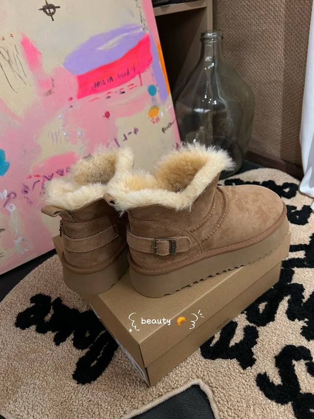 These light brown snow boots perfectly capture the autumn/winter vibe! The suede