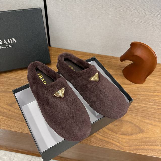 Factory direct Prada Fall/Winter 2025 Fleece Slippers, Half-Slipper, Wool, Clas