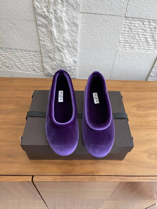 Top Version: Alaia 2025 Autumn/Winter New Round Toe Flat Velvet Mary Jane Ballet