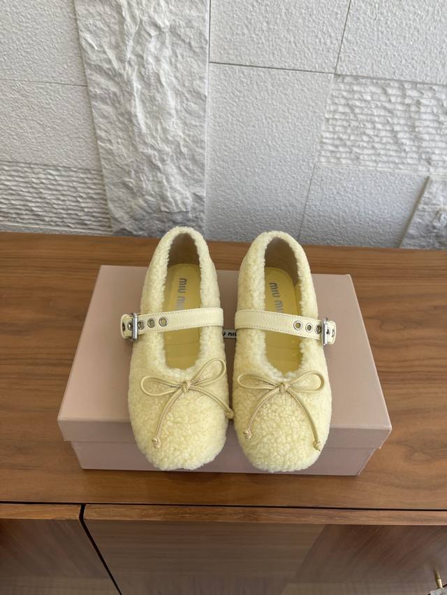 Top Version: Miumiu 2025 Autumn/Winter New Bow Buckle Furry Ballet Flats These M