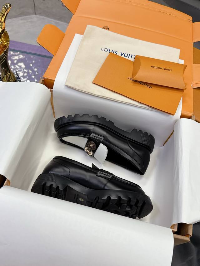 Factory Price: LV 25Wf Spring/Summer New Arrival Monogram Loafers. When the mono