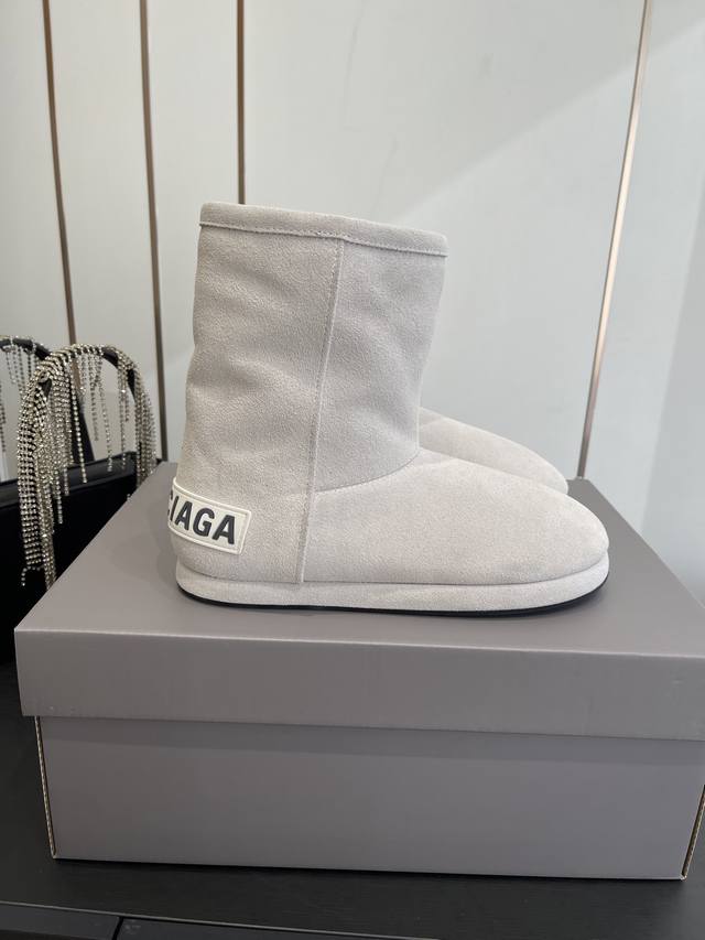 Balenciaga Skiwear New Alaskan Snow Boots: A Perfect Replica. The designer expl