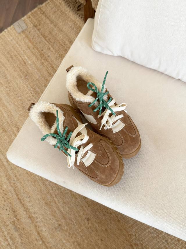 Another stunning retro German training shoe! The perfect combination of colors