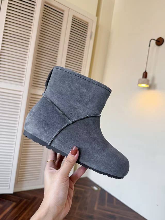 Birkenstock shoes, always at the forefront of fashion, feature a simple yet sop