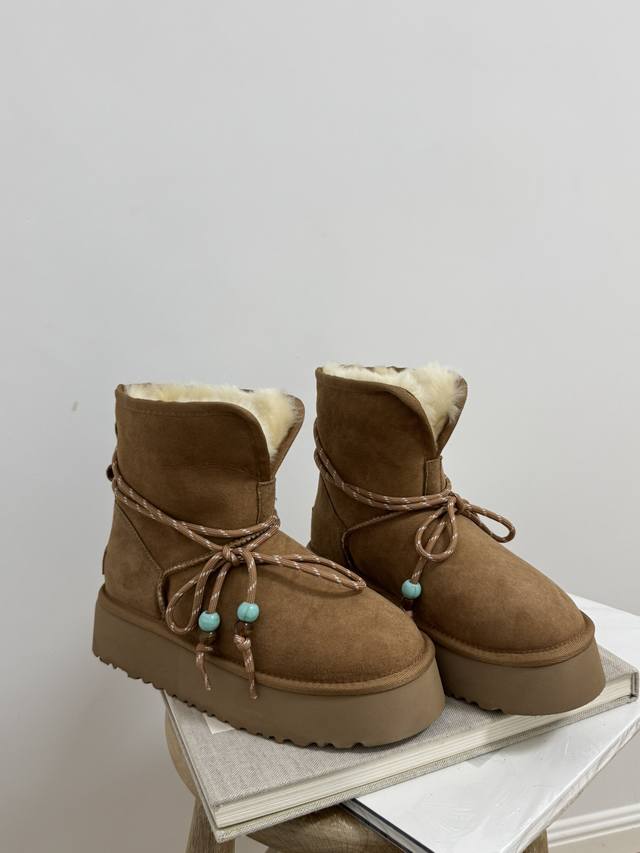 Ugg 2025 Autumn/Winter Newest Snow Boots! The sheepskin collar design echoes the