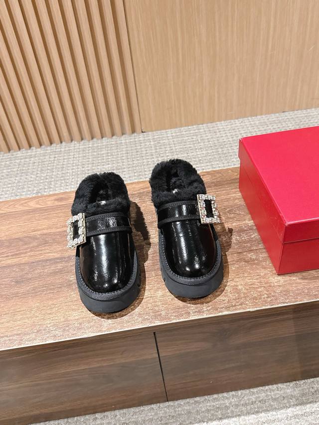 Rv Winter Viv Roger Viv Rhinestone Buckle Fur Sandals Extremely soft suede leath