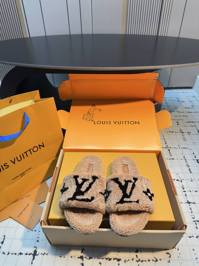 1 Donkey Brand Teddy Lamb Wool Slippers Super fluffy and beautiful~ Stylish and