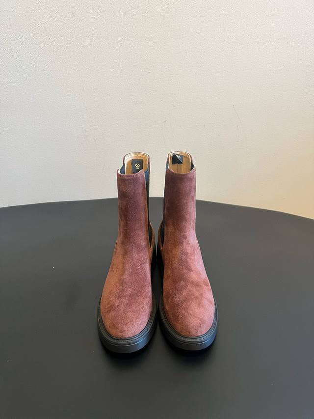 Original Stuart Weitzma* Sw 5050 Chelsea Boots Available in two materials: black