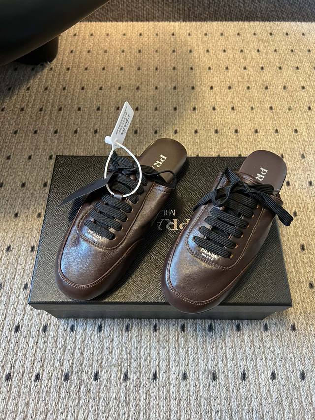 prad*25Ss Leather Thin-Soled Lace-Up Casual Shoes This shoe combines the lacing