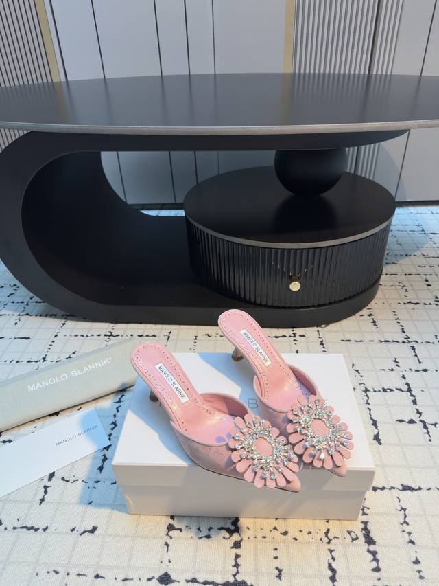 Manolo Blahnlk 2025 New The Mb has always been every girl's dream shoe. In Sex a