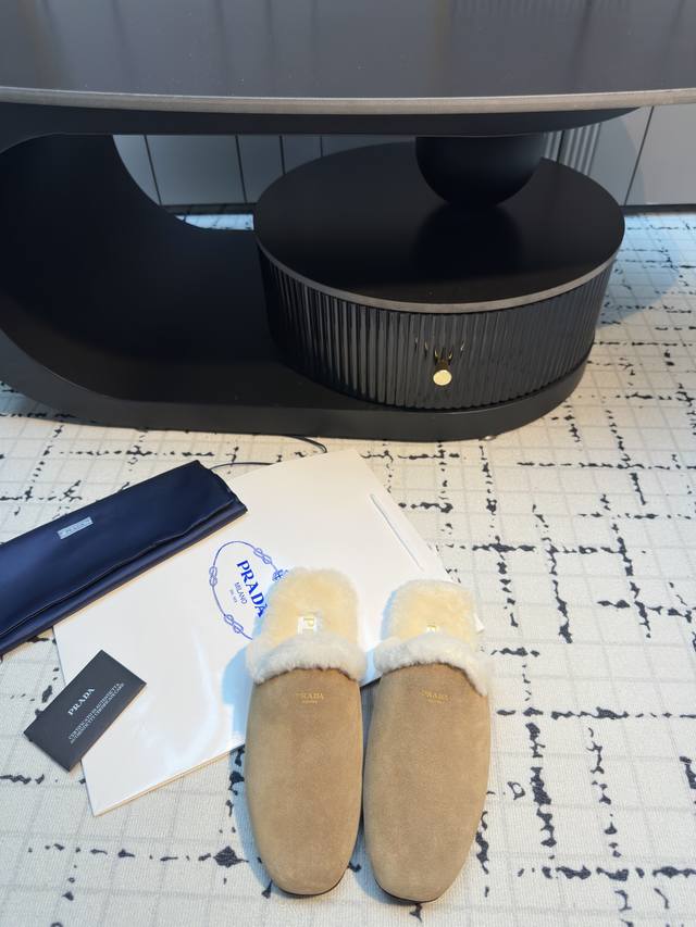 prad* 25Ss Prada Autumn/Winter New Plush Mules These shoes blend luxurious textu