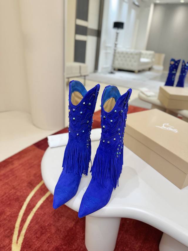 Santia Fringe boots draw inspiration from cowboy boots, redesigning the playful