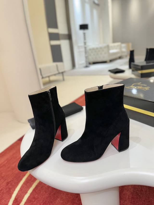 Generation*Level* Jane Booty features a square, 85mm sloping heel, and this ankl