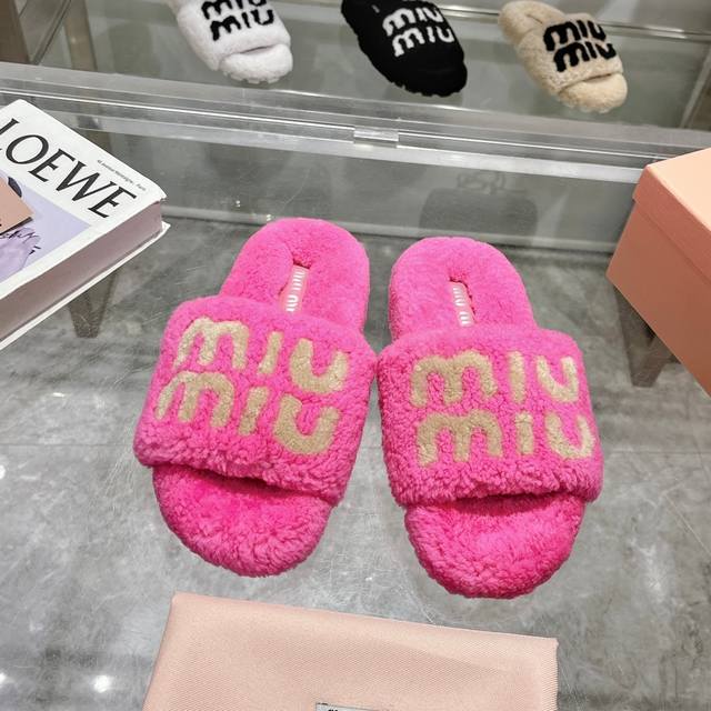 Miumiu Classic Autumn/Winter Letter Furry Slippers There are so many beautiful s