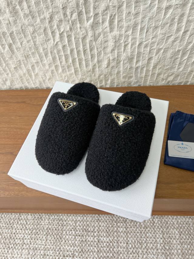 G292 Prada 25Ss Autumn/Winter New Triangle Buckle Furry Slippers for Women. This