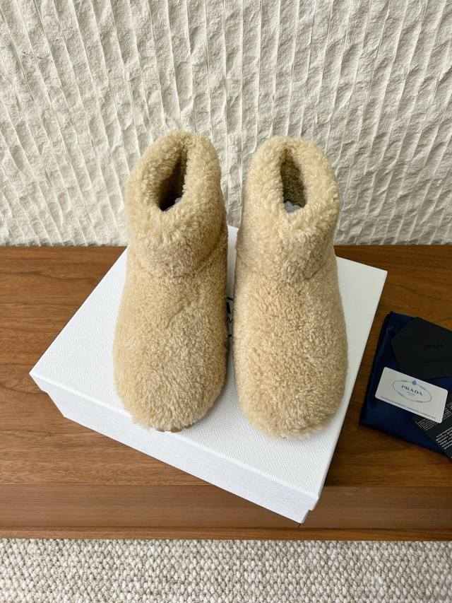 G292 Prada 25Ss Autumn/Winter New Triangle Buckle Fur Ankle Boots for Women. Thi