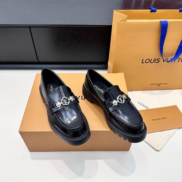 LV 2025 Winter New Platform Loafers, featuring glossy leather for a retro style