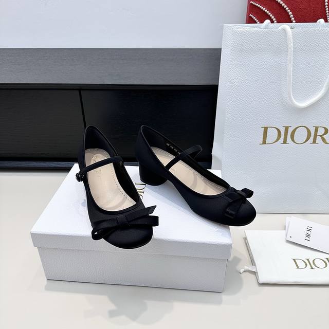 Flat shoes (no photos taken) Dior 2025 New Ballet Flats with Bows. The gentle t