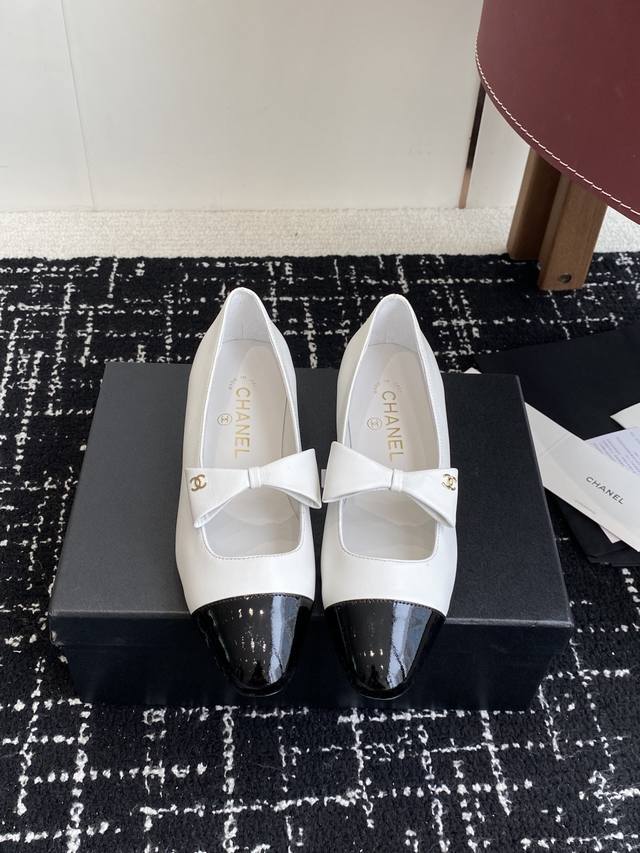 Retail-grade Chanel 25Ss Spring/Summer shoes with logo embellishments, like a ne