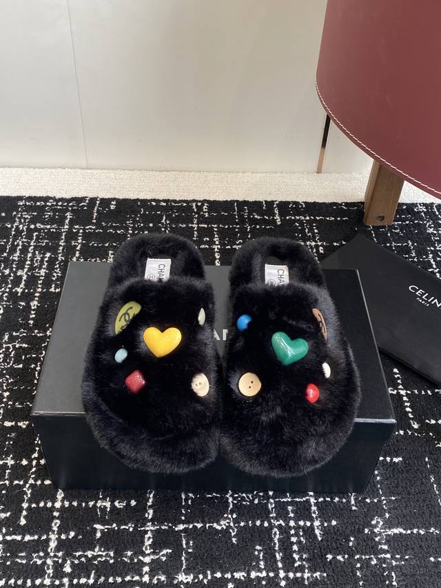 Retail Item Chanel Classic All-Season Double C Furry Slippers! These furry slipp