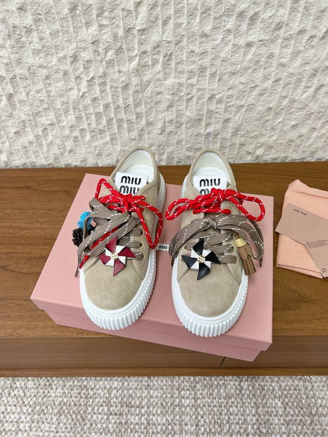 G169 Miumiu 25Ss Autumn/Winter New 3D Embroidered Thick-Soled Casual Shoes (Whit