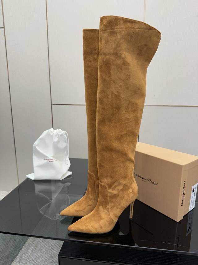 Gianvito Rossi pleated high-heeled boots, beige suede upper, pointed toe design