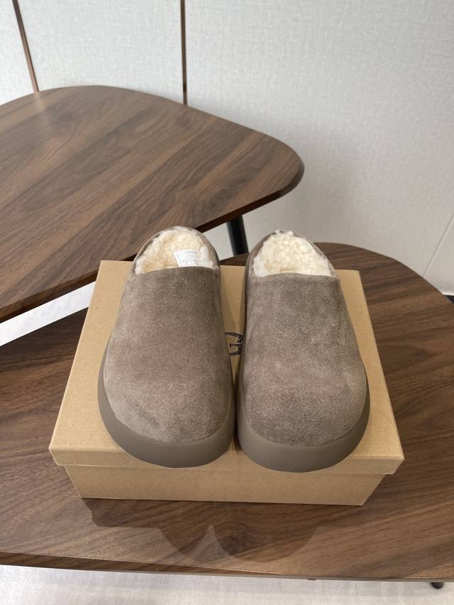 Ugg 25Ss Autumn/Winter Fuzzy Mickey Mouse Slippers have me hooked! Who can resis