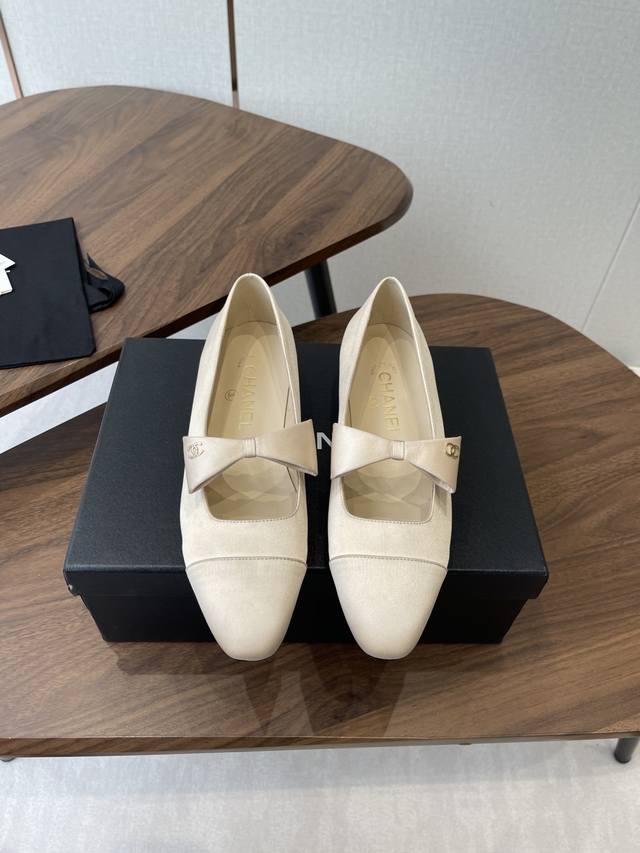 Chanel 25Ss Spring/Summer Logo Adornment, like a necklace around a goddess's nec