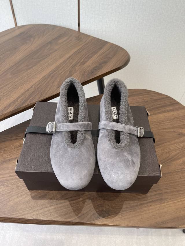 Alaia Autumn/Winter Runway Style Flat Mary Jane Shoes A super popular flat shoe