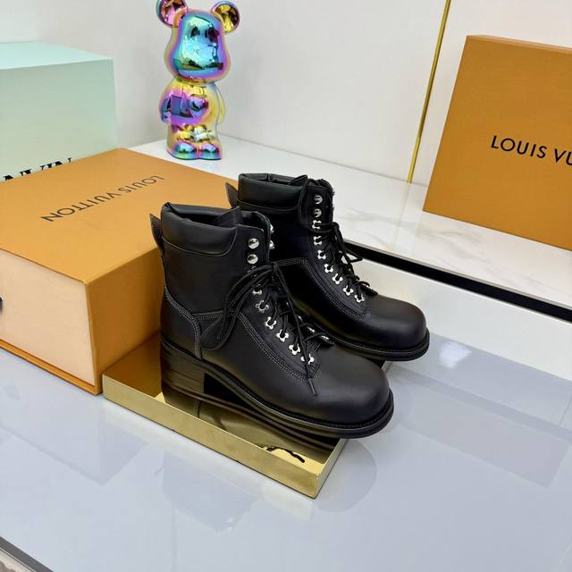 2025Lv New Ankle Boots Material: Top-grain cowhide Lining: Sheepskin Outsole: Ru