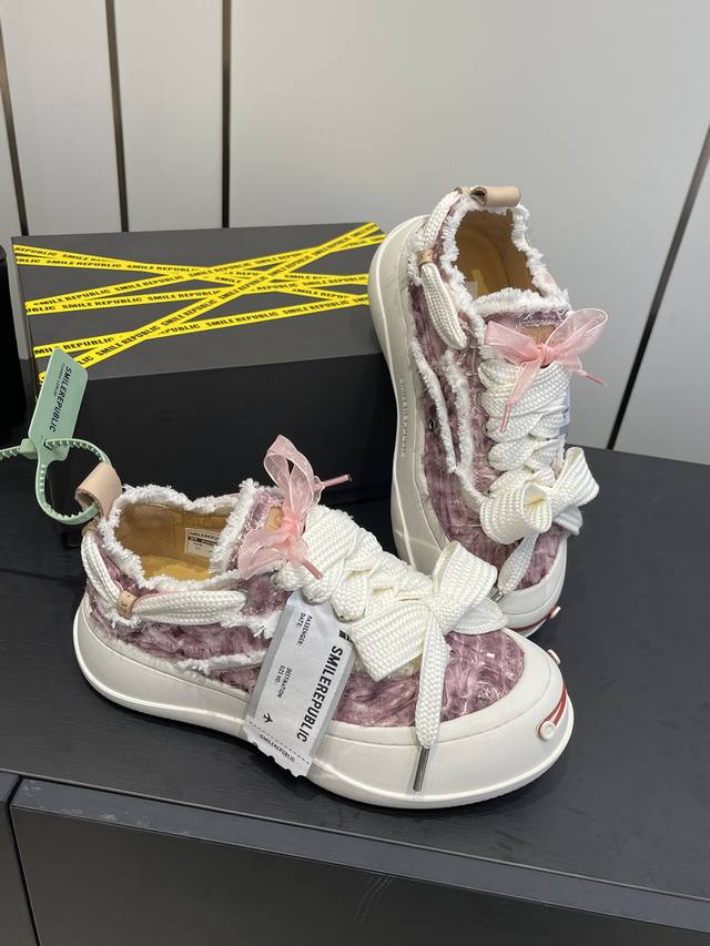 Women's Smilerepublic Canvas Shoes A very popular canvas shoe recently, worn by