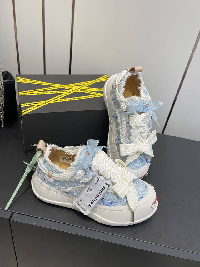 Couple Style Smilerepublic Open Smile Canvas Shoes A very popular canvas shoe r