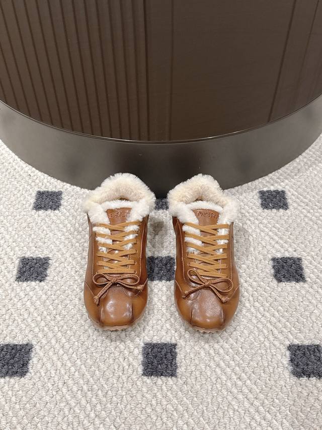 Brown waxed leather, leather lining, wool lining. Sizes 35-40. Size 41 is custo