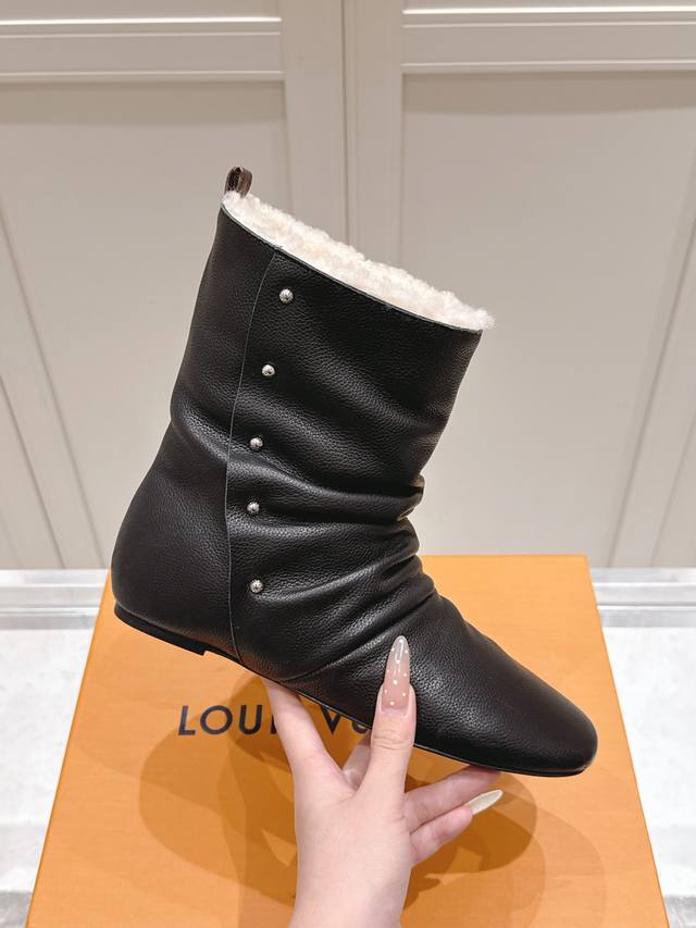 LV Genuine Leather Snow Boots: Winter Luxury and Warmth, Elegant Debut Wrapped i