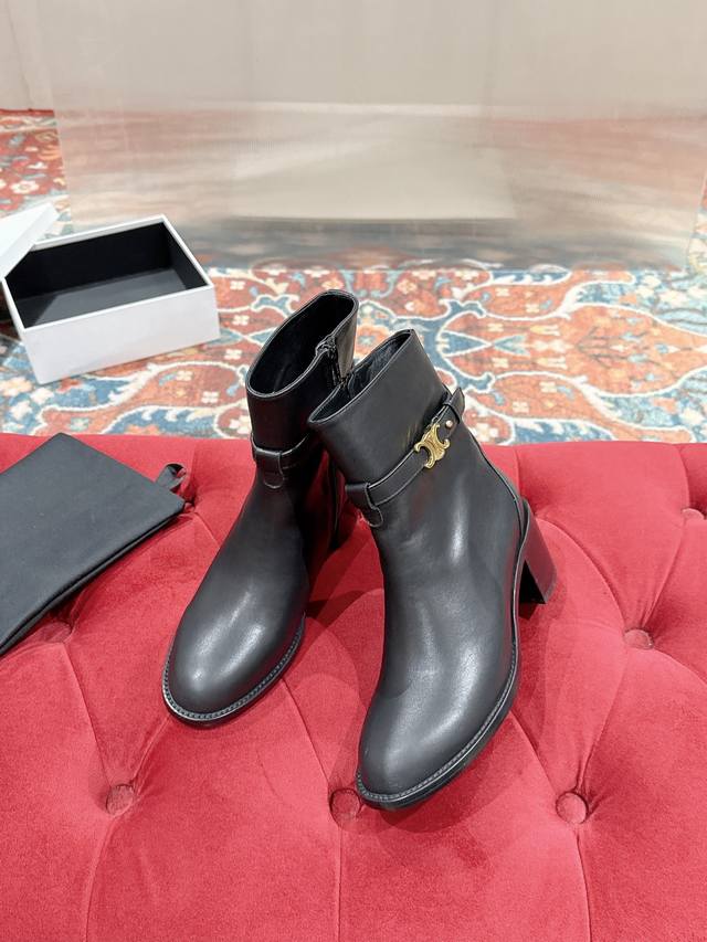 Celine's latest Fall/Winter retro Arc de Triomphe chunky heel ankle boots So man