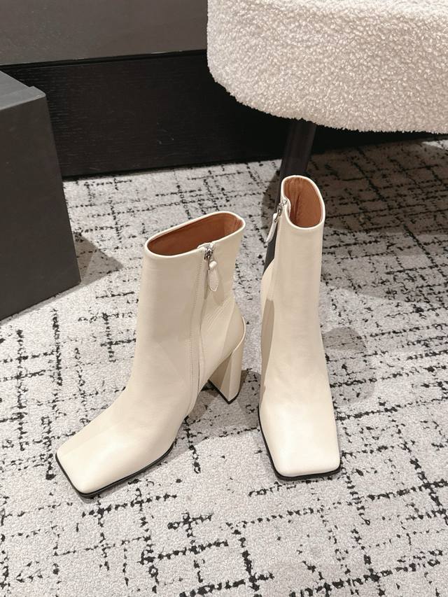 Alaia 25 Alaia Autumn/Winter New Square Toe High-Heeled Boots A pair of comforta