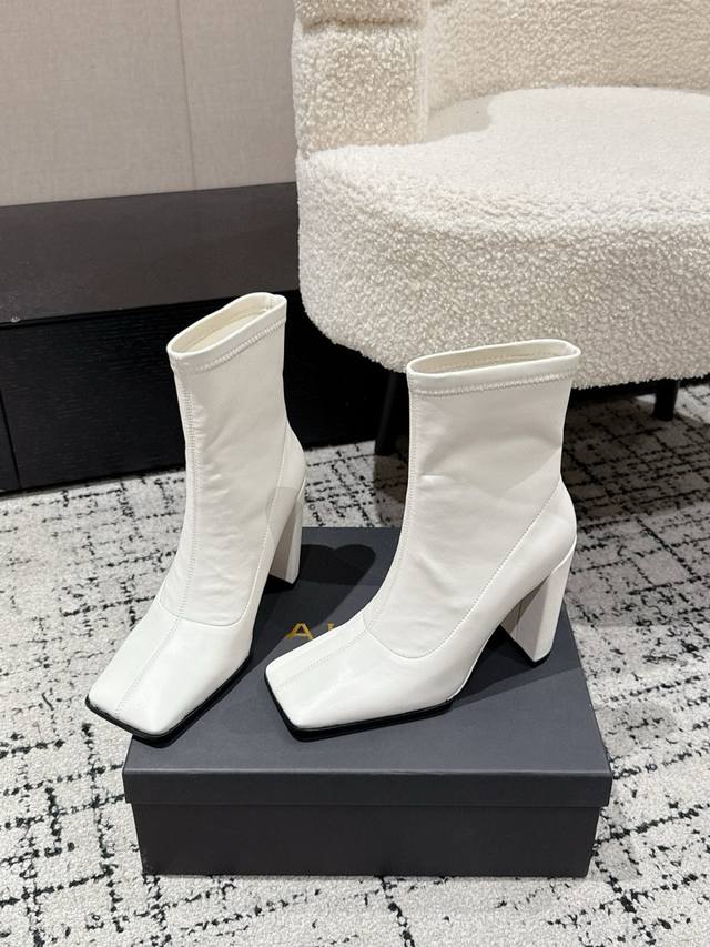 Alaia 25 Alaia Autumn/Winter New Square Toe High-Heeled Boots A pair of comforta