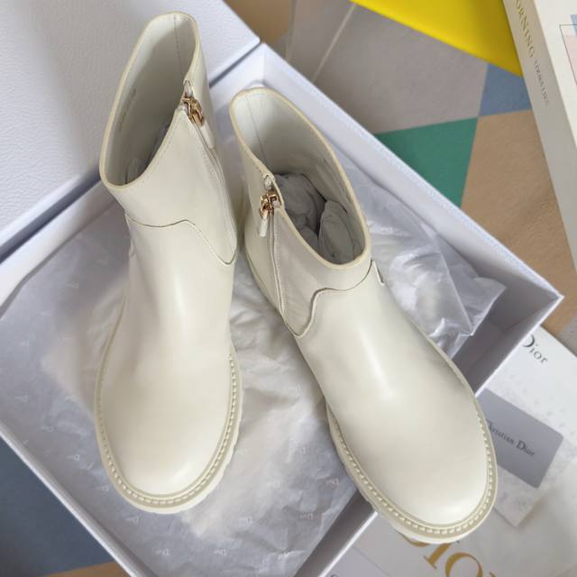 Top-tier version: Women's Dior D-Town Ankle Boots (DDD) These D-Town ankle boots