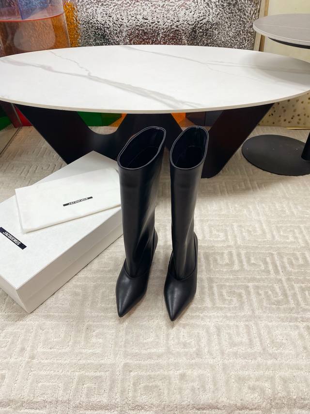 New Jacquemus Boots (Factory Direction) A "fashionable star" in the world of bl