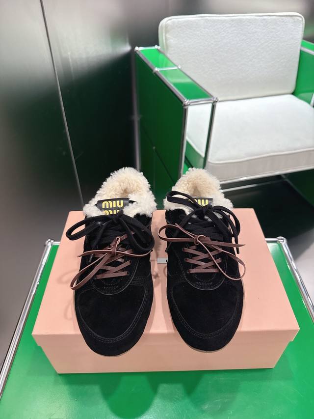 K018Miu Miu New German Training Shoes with Fur Lining A must-have for its stunni